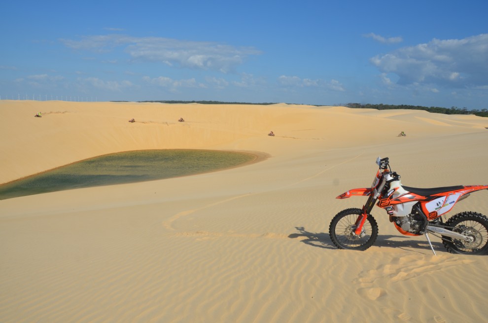 TRILHA DE MOTO NA PRAIA  DT 200R NERVOSA NAS DUNAS DE AREIA